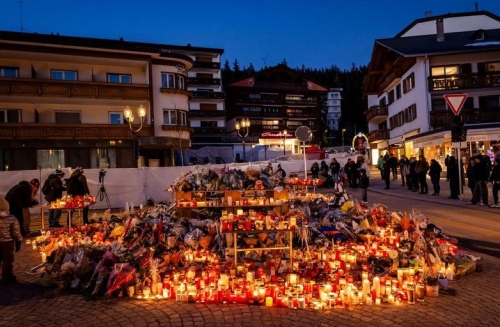Candles of remembrance are burning in front of the bar in Crans-Montana. Rotary also expresses its solidarity