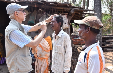 Dr. Suhas Haldipurkar, Laxmi Charitable Eye Foundation und RC Panvel (Indien), untersucht Patienten während eines „Eye Camps“ in abgelegenen Gebieten.
