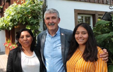Monica Aviles Calderon (links) und Tochter Grecia bei ihrem Besuch in der Schweiz mit Flawil-Clubpräsident Walter Egloff. (Bild: Andrea Häusler)