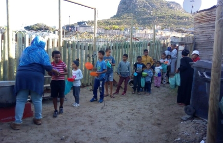 Der RC Hout Bay verteilt Nahrungsmittel in zwei südafrikanischen Townships.